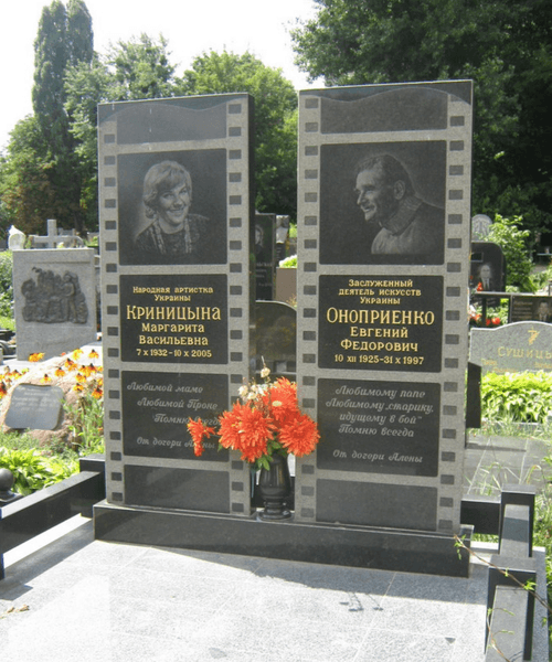 могила Криницыной Могила Маргариты Криницыной и ее мужа